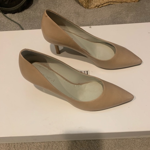 Nine West Nude/Tan Classic Pumps in Great Condition! - Picture 2 of 11
